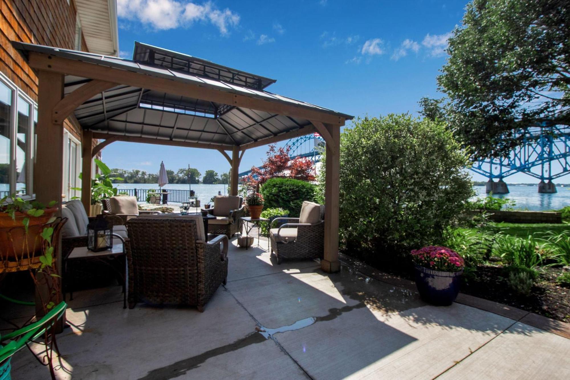 South Bridge Bed And Breakfast Grand Island Exterior photo